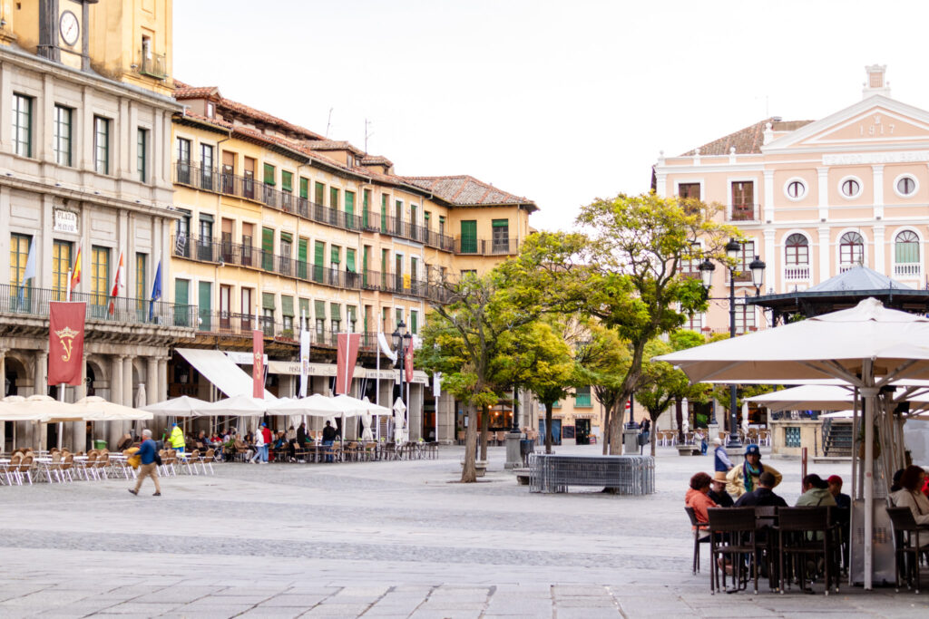 people eating in plaza mayor Segovia