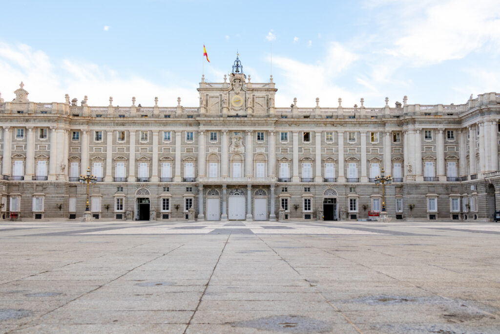 the courtard in front of the royal palace madrid