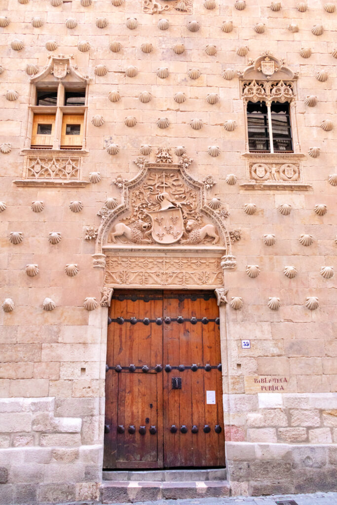 door of the casa de las conchas salamanca