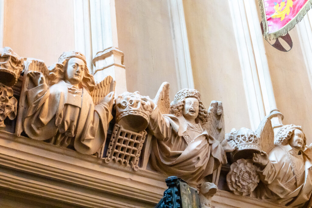 carvings-westminster-abbey-london ✈️ Hey There Travel busts of angels carved into Westminster abbey