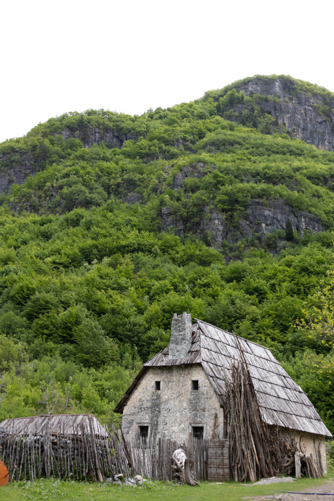 house on the way to Grunas waterfall