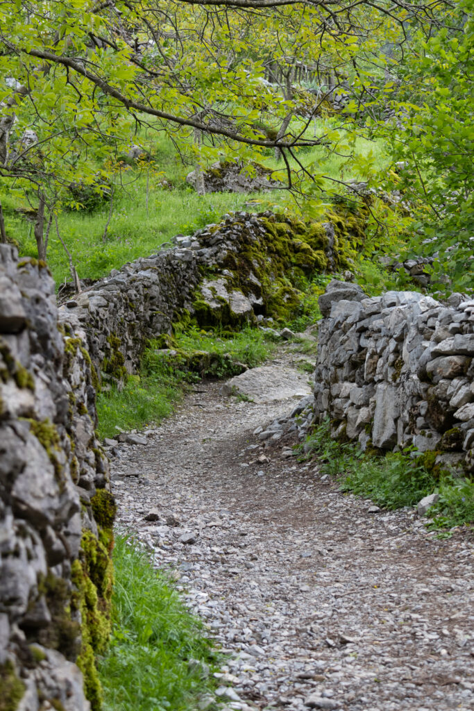 curved stone wall trail to the Grunas waterfall