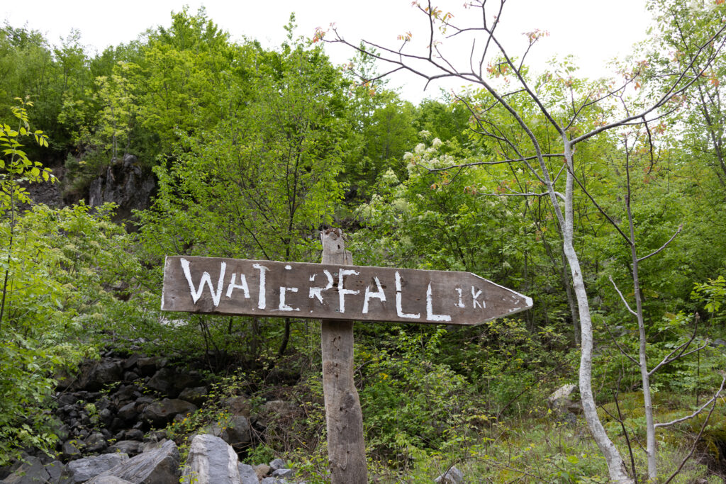 sign to Grunas waterfall