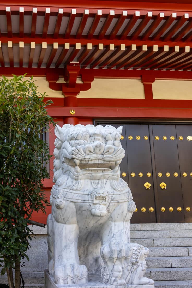 where to stay in Tokyo near lion statue in front of Tokyo temple